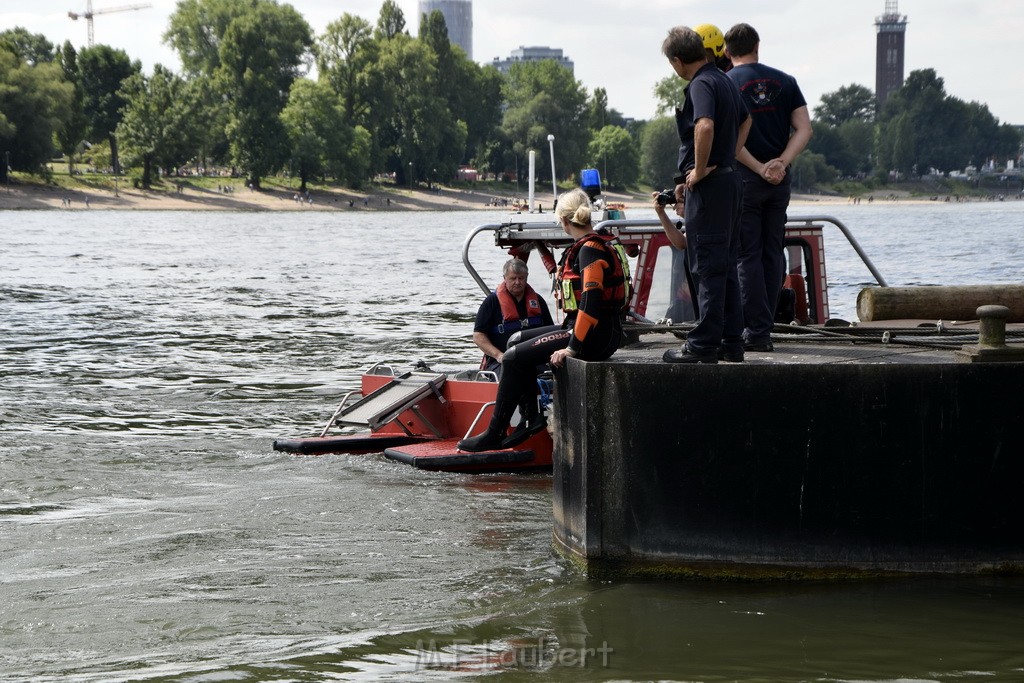 Uebung BF Taucher und Presse Koeln Zoobruecke Rhein P245.JPG - Miklos Laubert